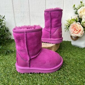 UGG Classic short toddler Size 7 gently used